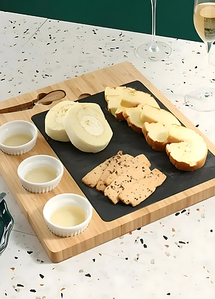 Дошка для сиру і закусок бамбукова з ножем і соусниками, менажниця дерев'яна для нарізки 38x33x2.8 см