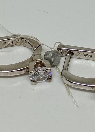 Серебряные серьги с фианитами.