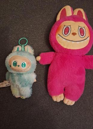 Трендовая игрушка-брелок labubu от известного бренда. используют как стильный аксессуар для сумок и рюкзаков. другая розовая просто детская игрушка.