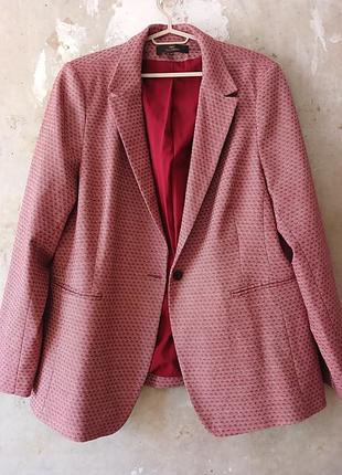 Элегантный женский пиджак от британского бренда next (линия tailoring) в красивом бордово-розовом оттенка с мелким геометрическим принтом.