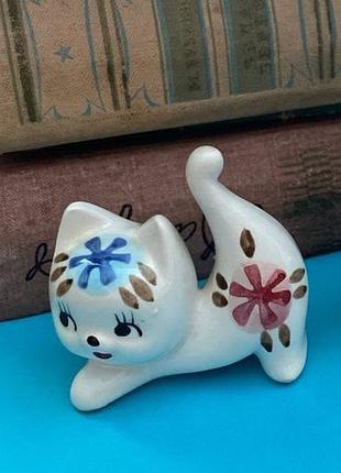 Фигурки котиков выполненные из керамики. цена за 2
