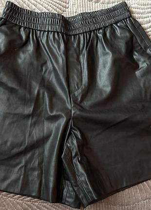 Шорти з штучної шкіри zara
