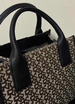 Сумка dkny carlita medium tote monogram оригінал 5