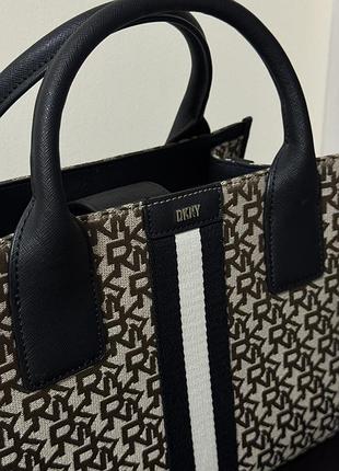 Сумка dkny carlita medium tote monogram оригінал 4