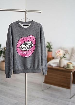 Женский серый свитшот cropp с ярким принтом l
