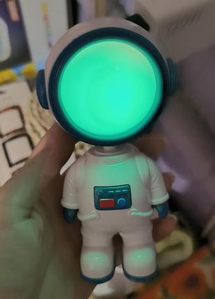 Прикольный детский ночник фигурка космонавт 4