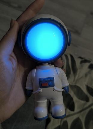 Прикольный детский ночник фигурка космонавт 8