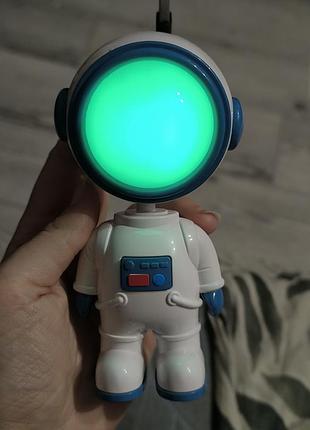 Прикольный детский ночник фигурка космонавт 9