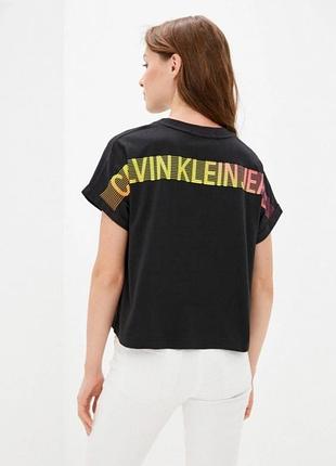 футболка calvin klein jeans с градиентным логотипом на спине (размер s)