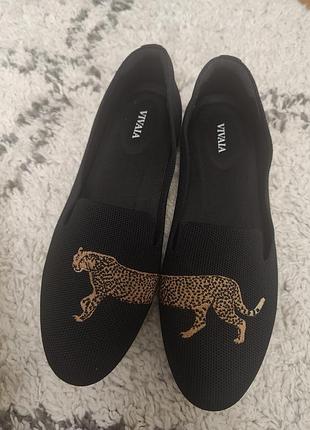 Экологические лоферы vivaia round-toe embroidered loafers (audrey) с вышивкой леопарда