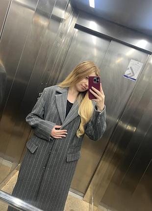 Сіре пальто в смужку reserved