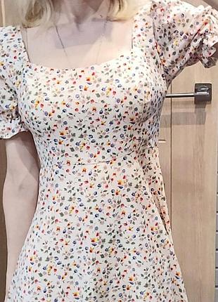Біле плаття з квіточками