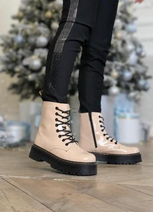 Женские ботинки dr. martens jadon лаковая кожа бежевые5 фото