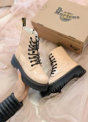 Женские ботинки dr. martens jadon лаковая кожа бежевые1 фото