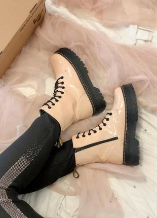 Женские ботинки dr. martens jadon лаковая кожа бежевые9 фото