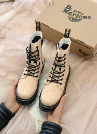 Женские ботинки dr. martens jadon лаковая кожа бежевые7 фото