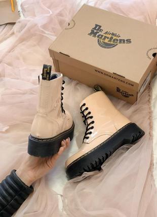 Женские ботинки dr. martens jadon лаковая кожа бежевые6 фото