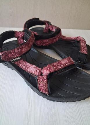 Босоніжки teva