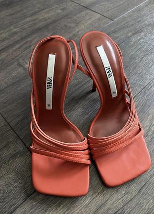 Босоніжки zara