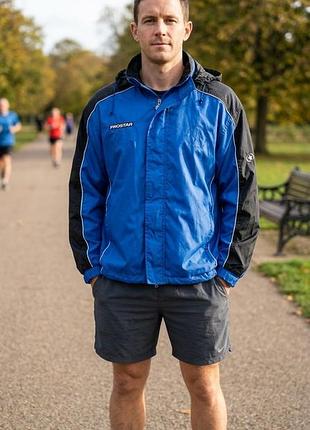 Синьо-чорна спортивна  вітрозахисна куртка rostar hurricane shower jacket.  куртка має характерний дизайн з білими світловідбивними  лініями