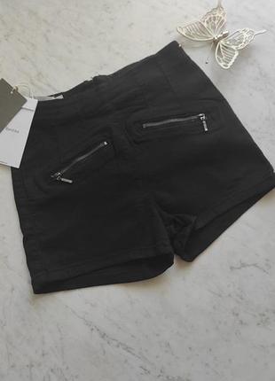 Женские черные шорты с высокой посадкой бренда bershka испания