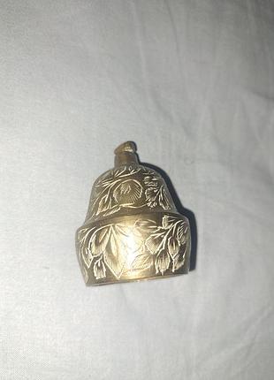 Небольшой винтажный колокольчик (декоративный или сувенирный).