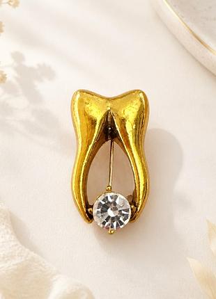 🦷✨ стильна золотиста брошка «зуб» зі сяючим кристалом 💎