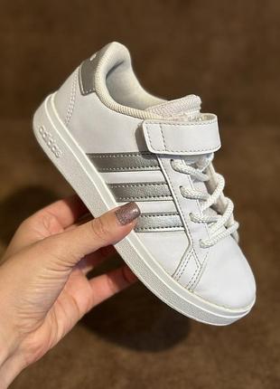 Оригінальні кросівки adidas 29 розмір (18.5 см) б/в