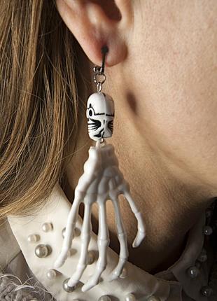 Серьги-клипсы маскарадные руки скелета