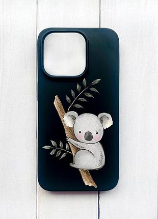 Матовый чехол на iphone 15 plus черный коала (принт 132)