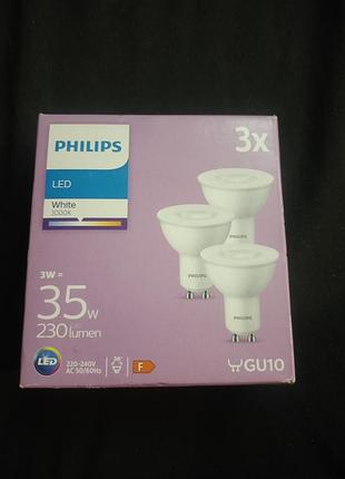 Набор из трех светодиодных ламп philips led gu10 мощностью 3 вт с белым светом 3000k и световым потоком 230 люмен.
