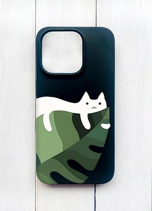 Матовый чехол на iphone 15 plus черный кот на листе (принт 367)