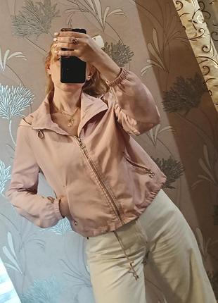 Укороченная ветровка куртка bershka в нежно-розовом цвете на кулисах затягивается внизу 
куртка ветровка розового цвета bershka