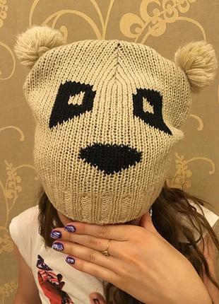 Очень красивая и стильная вязаная шапочка.