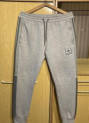Спортивные трикотажные штаны на флисе,джоггеры adidas originals casual logo solid color.оригинал.