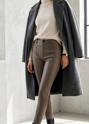 Красиві легінси zara зі штучної шкіри кольору «тауп» 🩶🤎
