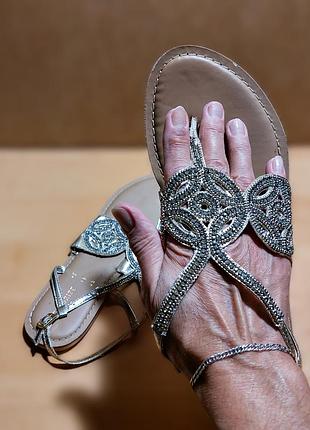 Босоножки серебристые женские, 41 размер, accessorize,открытые, вьетнамки, состояние новых, со стразами.