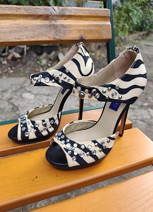 Шкіряні босоніжки колаборації jimmy choo та h&m