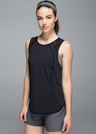 Стильная и функциональная женская майка для тренировок от lululemon в черном цвете.