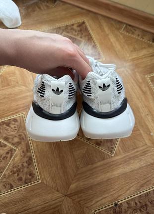 Нові кросівки adidas 3