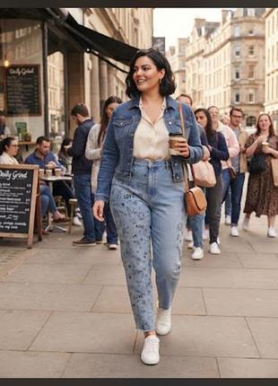 Светлые джинсы mom-fit от hollister с высокой посадкой, украшенные забавными принтами в виде рисунков на одной штанине