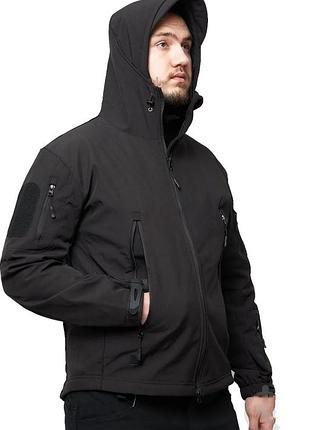 Новая сток черная демисезонная тактическая куртка из материала softshell с высоким воротником стойкой и карманами на рукавах.л