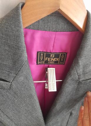 Оригінальний дизайнерсткий вінтажний кутюрний костюм денім fendi 
приіезено з італії.
р.s 
денім щільний 
цікавий підклад 
стан нового