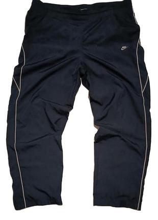 Винтажные нейлоновые брюки nike vintage. нейлоновые брюки найк. в виде lacoste adidas originals champion kappa carhartt stussy gymshark reebok
