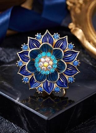 Вишукана брошка квітка лотос синя емаль, сині кристали, брошка вчителю.