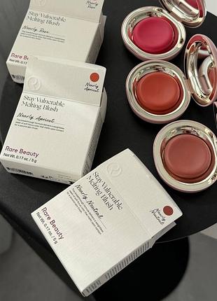 Рум'яна-бальзам для щік rare beauty stay vulnerable melting blush nearly aprico