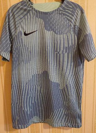 Оригінальна спортивна футболка nike dri-fit (розмір s)