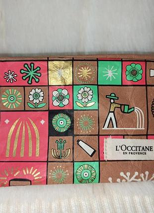 Косметичка від бренду l’occitane en provence з яскравим візерунковим дизайном з крафт папіру що миється