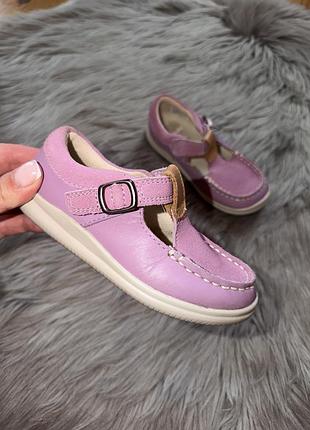 Ідеальні стильні шкіряні туфлі макасини на дівчинку р.27 clarks