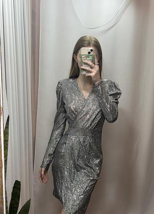 Стильное асимметричное блестящее платье